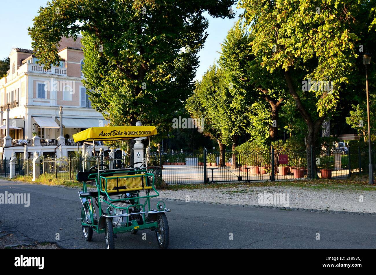 Blick auf das im neoklassizistischen Stil gehaltene Casina Valadier, ein elegantes italienisches Feinschmeckerrestaurant und Veranstaltungshalle in der Villa Borghese, Rom, Italien. Stockfoto