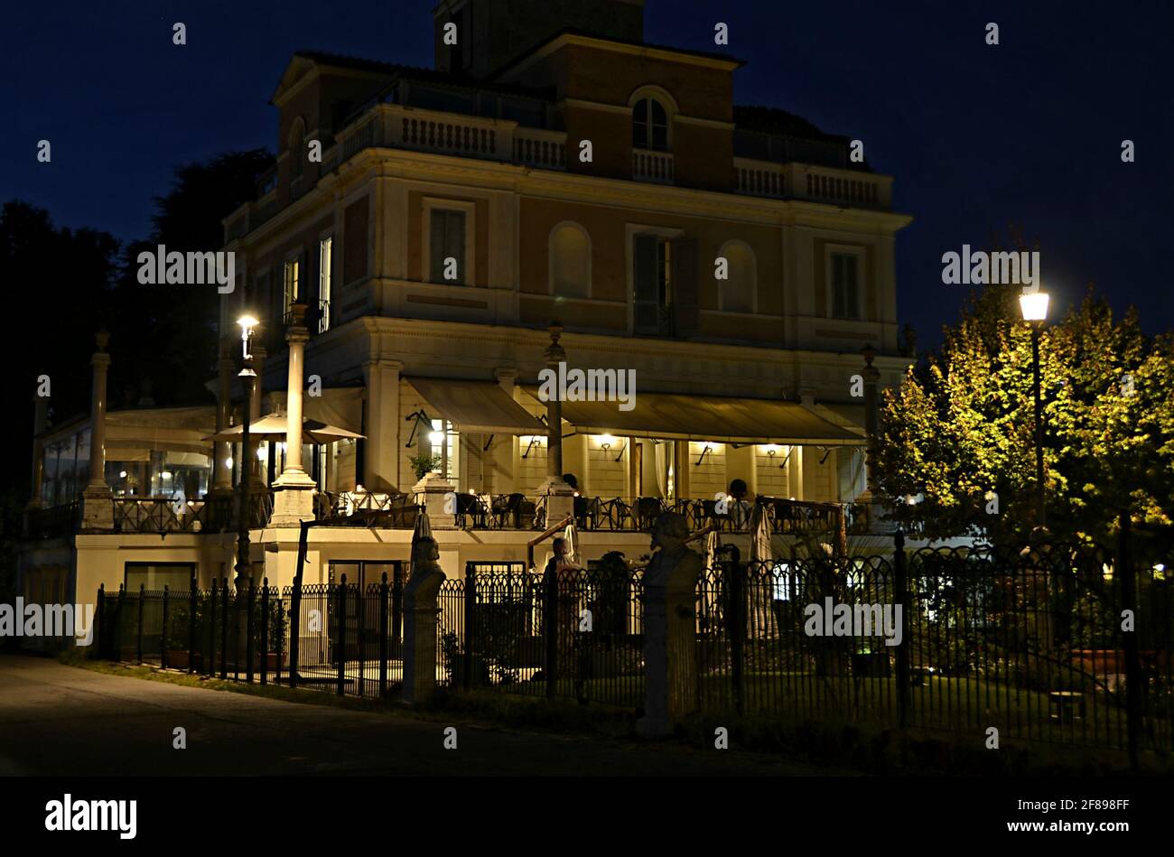 Nocturne Blick auf das klassizistische Casina Valadier Elegantes italienisches Feinschmeckerrestaurant und Veranstaltungshalle in der Villa Borghese, Rom Italien. Stockfoto