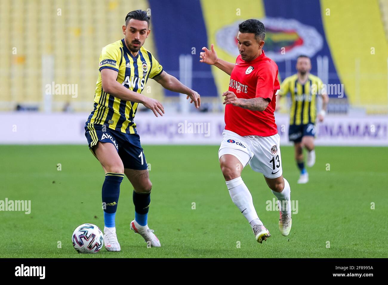 ISTANBUL, TÜRKEI - 12. APRIL: Irfan Kahveci von Fenerbahce SK und Junior Morais von Gaziantep FK während des Super Lig Spiels zwischen Fenerbahce SK und Gaz Stockfoto