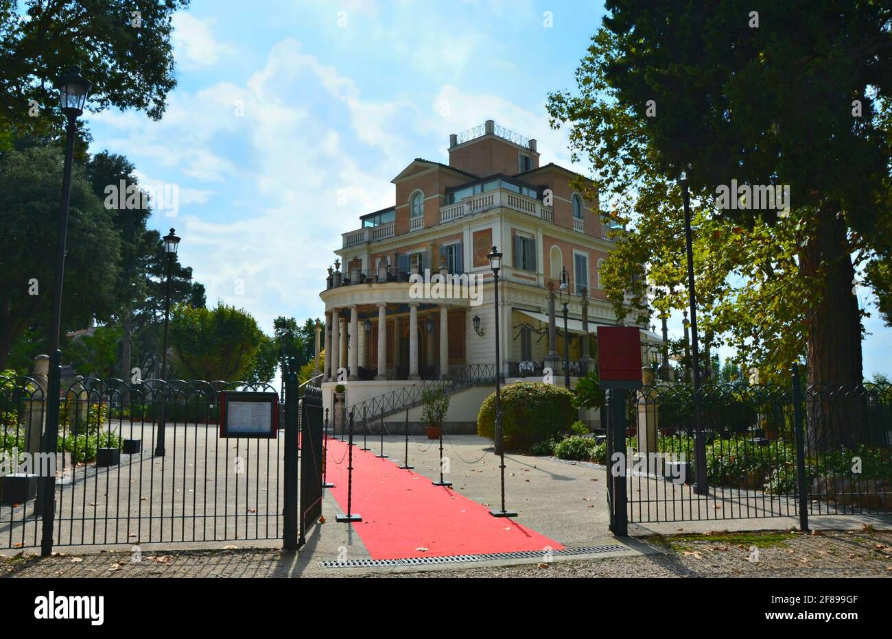 Blick auf das im neoklassizistischen Stil gehaltene Casina Valadier, ein elegantes italienisches Feinschmeckerrestaurant und Veranstaltungshalle in der Villa Borghese, Rom, Italien. Stockfoto