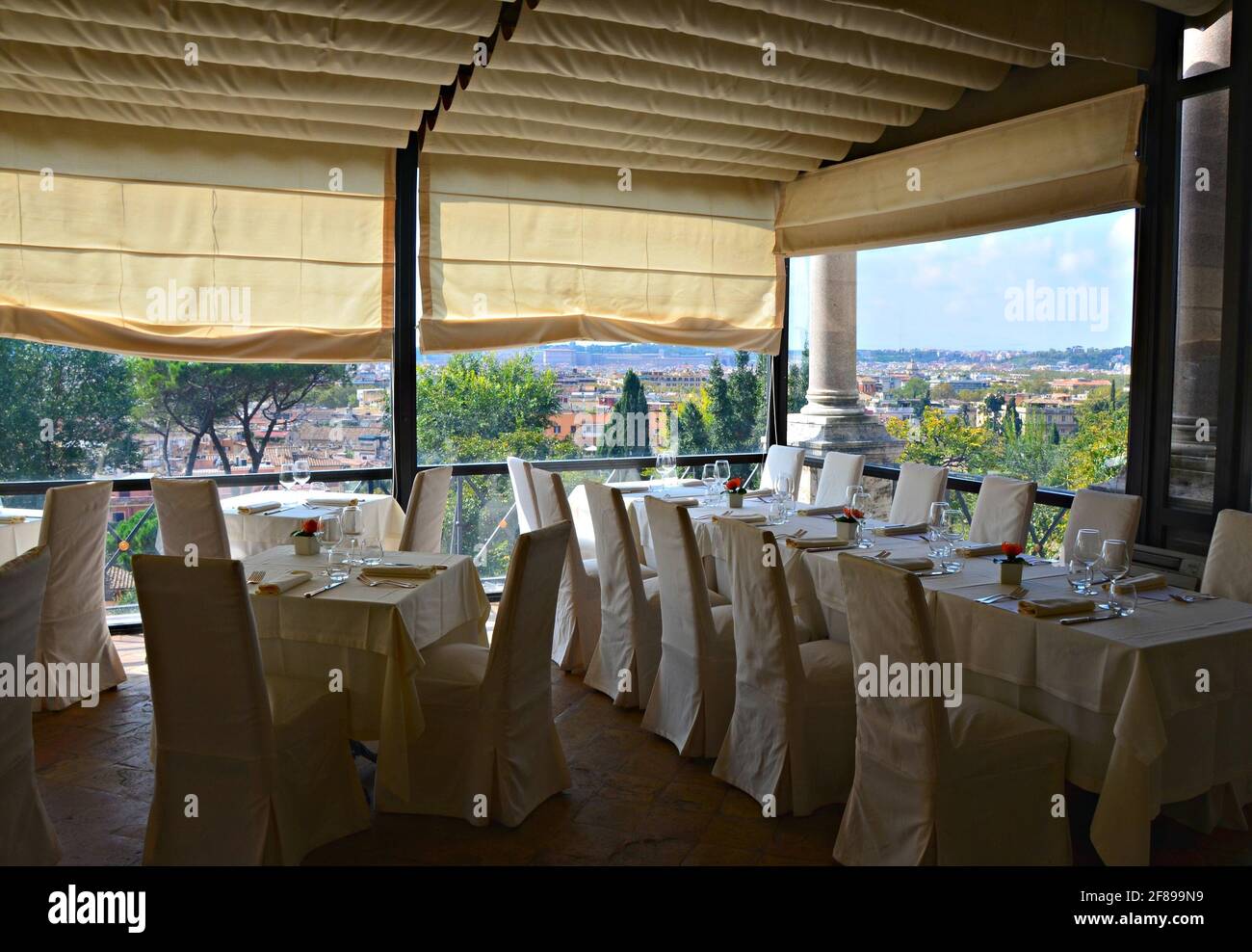 Esstisch im Casina Valadier, einem eleganten italienischen Feinschmeckerrestaurant und Veranstaltungsraum im Herzen der Villa Borghese, Rom, Italien. Stockfoto