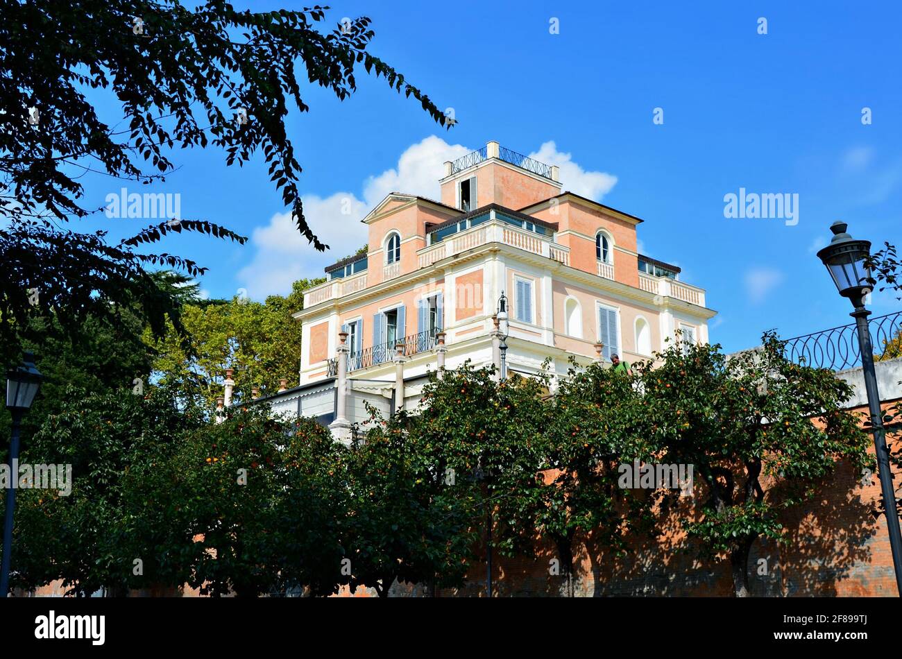 Blick auf das im neoklassizistischen Stil gehaltene Casina Valadier, ein elegantes italienisches Feinschmeckerrestaurant und Veranstaltungshalle in der Villa Borghese, Rom, Italien. Stockfoto
