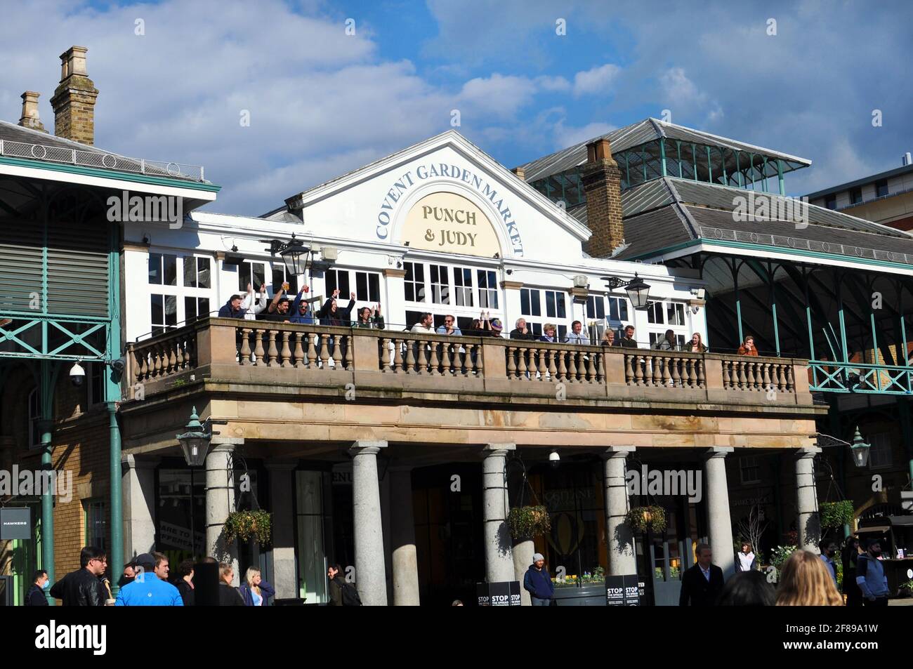 London, Großbritannien. April 2021. Punch and Judy Pub in Covent Garden Market überblickt den Straßenmusiker. Lockdown-Beschränkungen in London West End aufgehoben Kredit: JOHNNY ARMSTEAD/Alamy Live News Stockfoto