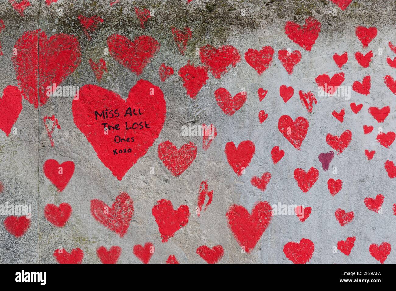 Rote Herzen auf der National Covid Memorial Wall als gemalt Eine Hommage an die britischen Opfer der Coronavirus-Pandemie Stockfoto