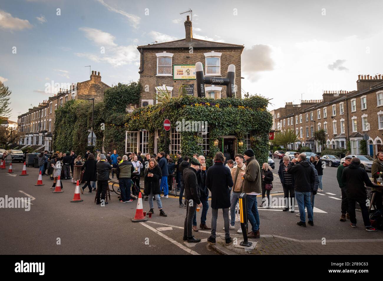 London, Großbritannien. 12. April 2021. Trinker vor dem stoppenden Fullback Pub im Finsbury Park, North London, das heute wieder für das Trinken von draußen geöffnet wurde, da die Lockdown-Maßnahmen in ganz Großbritannien gelockert werden. Bilddatum: Montag, 12. April 2021. Bildnachweis sollte lauten: Matt Crossick/Empics/Alamy Live News Stockfoto