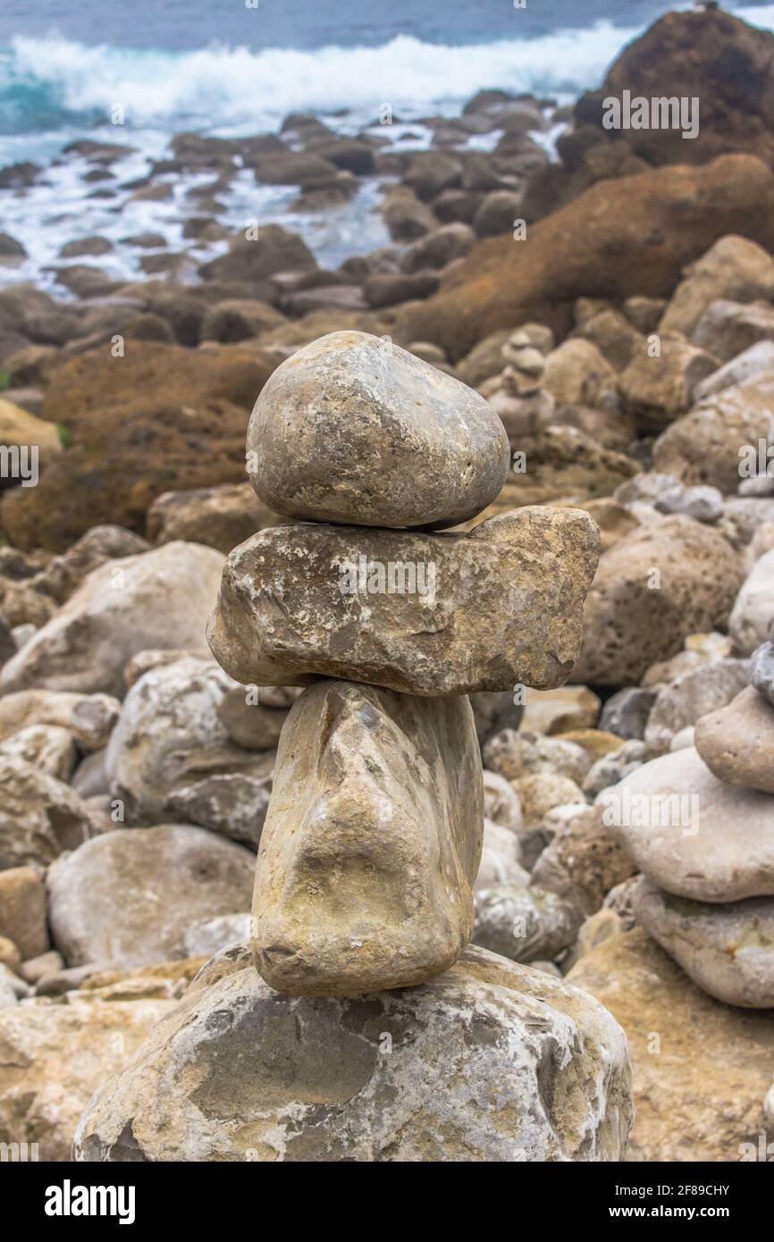 Zen Balanced Stones Stack mit Ozean im Hintergrund Stockfoto