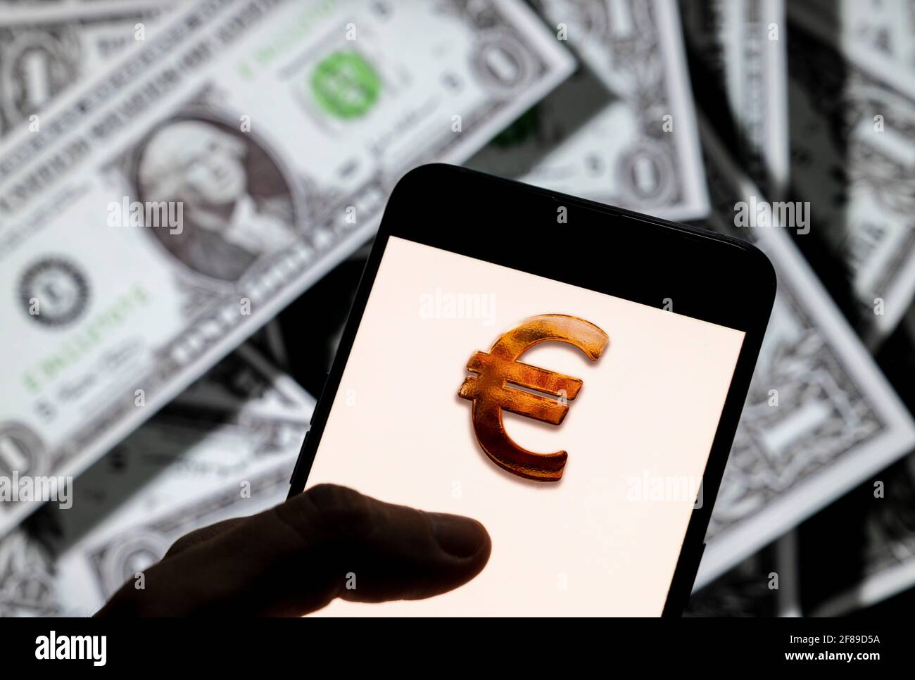 In diesem Foto Abbildung, die Währung der Staaten der Europäischen Union, EURO, Symbol auf einem Android-Handy-Bildschirm mit der Währung des US-Dollar-Symbol gesehen, Dollar-Symbol im Hintergrund. Stockfoto