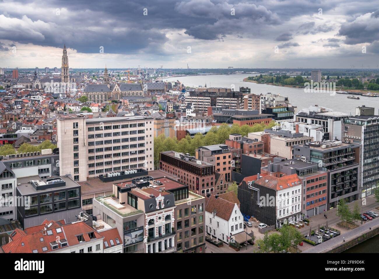 Antwerpen, Belgien - 04.29.2018: Blick von oben auf die Stadt an einem bewölkten, regnerischen Tag. Dramatische Wolken am Horizont. Fluss Schelde, Kathedrale unseres Burschen Stockfoto