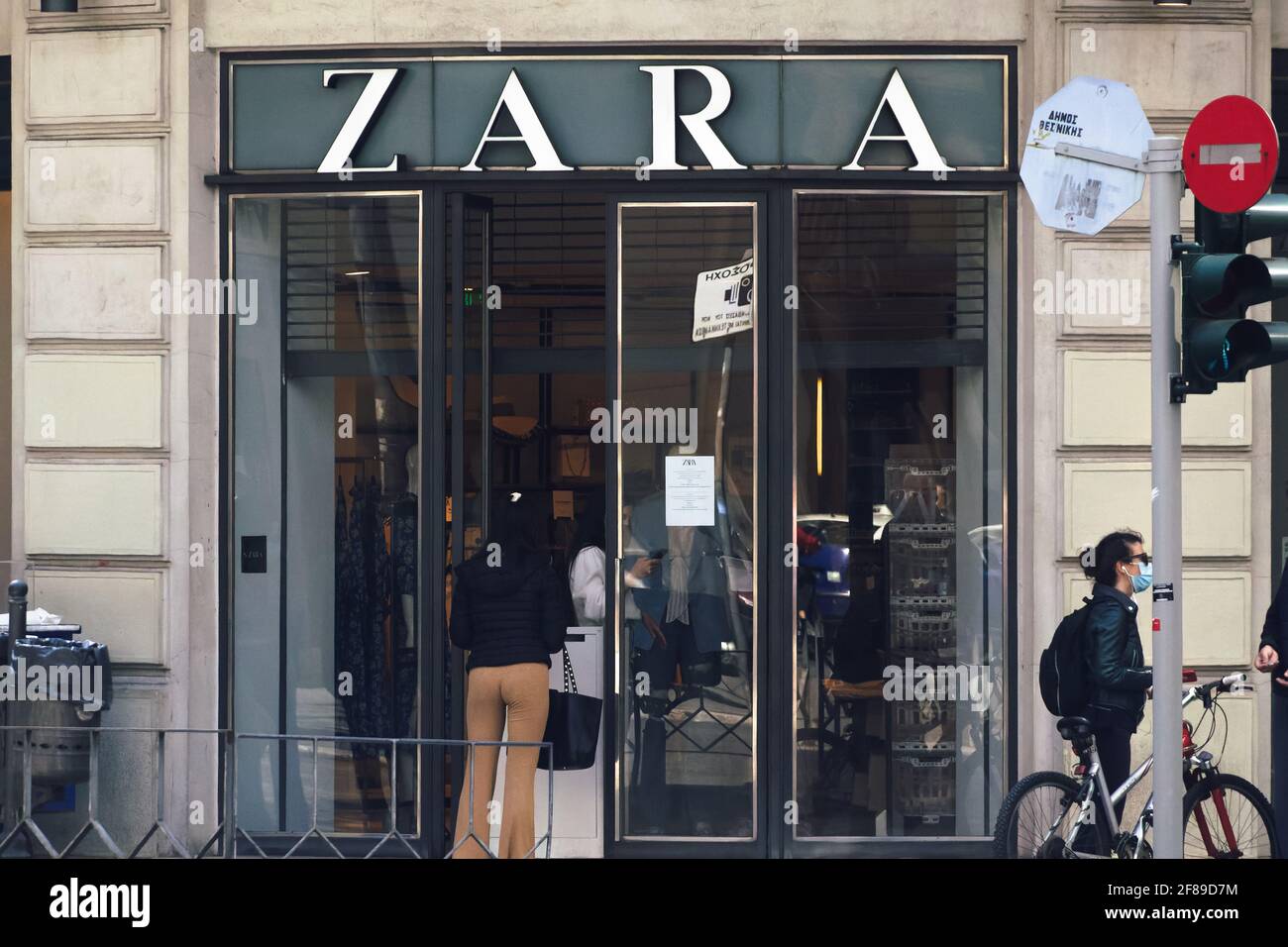 Thessaloniki, Griechenland - April 12 2021: Klicken Sie auf und sammeln Sie den Eingang des Zara-Geschäfts mit wartenden Kunden. Schaufensterpräsentation von Ladenverkäufen mit einer Click-Away-Option aufgrund von covid-19-Sicherheitsvorkehrungen. Stockfoto