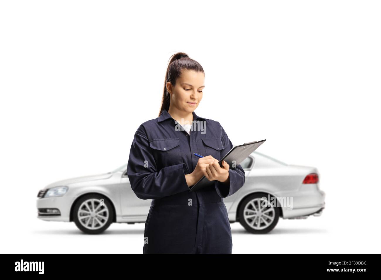 Weibliche Auto Mechaniker schreiben auf einem Clipboard isoliert auf Weißer Hintergrund Stockfoto