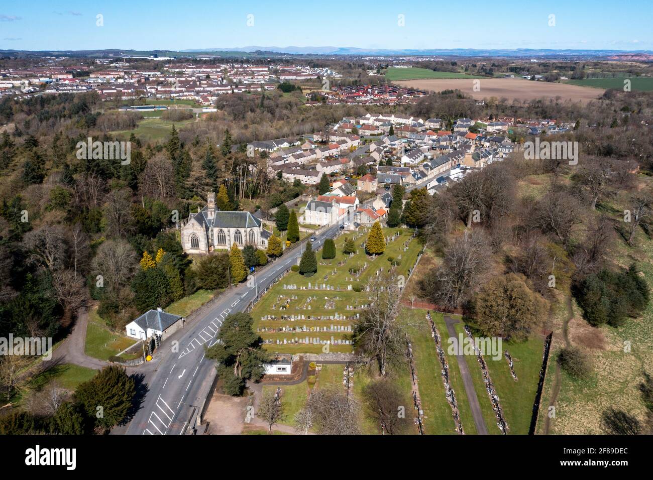 Luftaufnahme des Dorfes Mid Calder, West Lothian, Schottland. Stockfoto