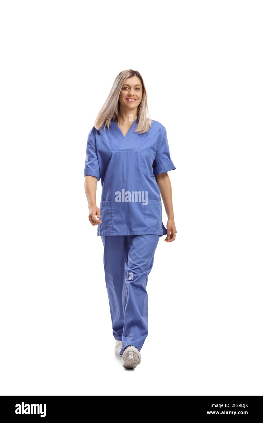 In voller Länge Porträt einer medizinischen Mitarbeiterin in Eine blaue Uniform, die isoliert auf weißem Hintergrund zur Kamera geht Stockfoto