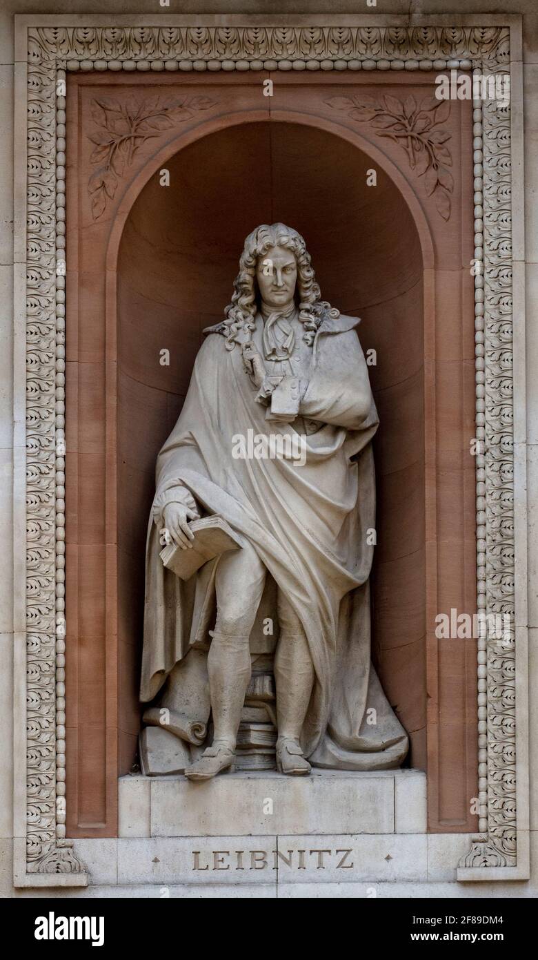 Statue von Gottfried Leibniz von Patrick MacDowell in Nische über dem hinteren Eingang der Royal Academy of Arts (RA) in Burlington Gardens, London Stockfoto