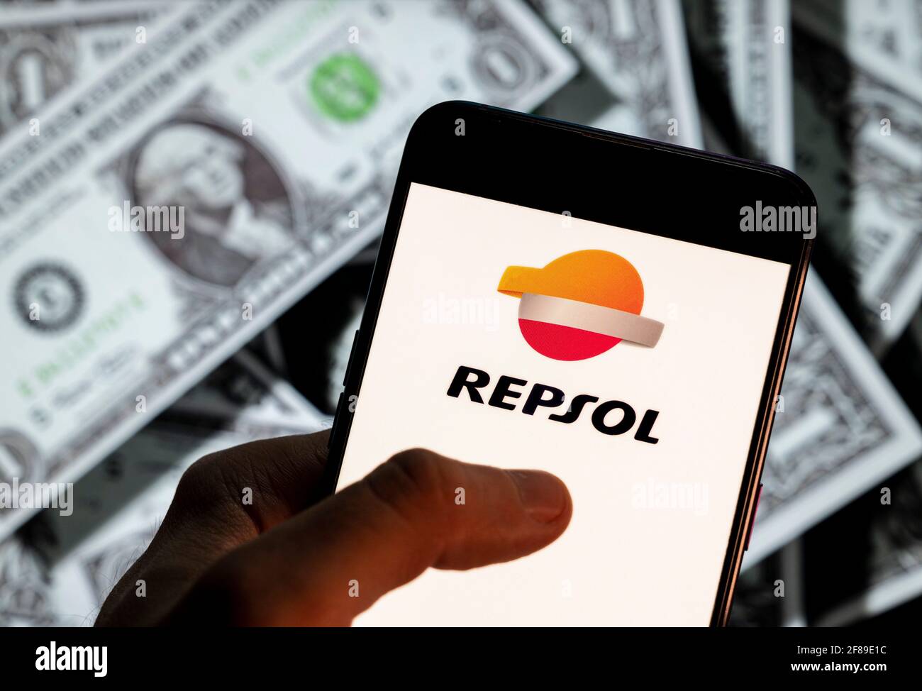 China. April 2021. In dieser Abbildung zeigt das spanische Repsol-Logo für fossile Brennstoffe und Petrochemie auf einem Android-Bildschirm mit dem Symbol für die Währung des US-Dollars und dem Symbol für den US-Dollar im Hintergrund. (Foto von Budrul Chukrut/SOPA Images/Sipa USA) Quelle: SIPA USA/Alamy Live News Stockfoto