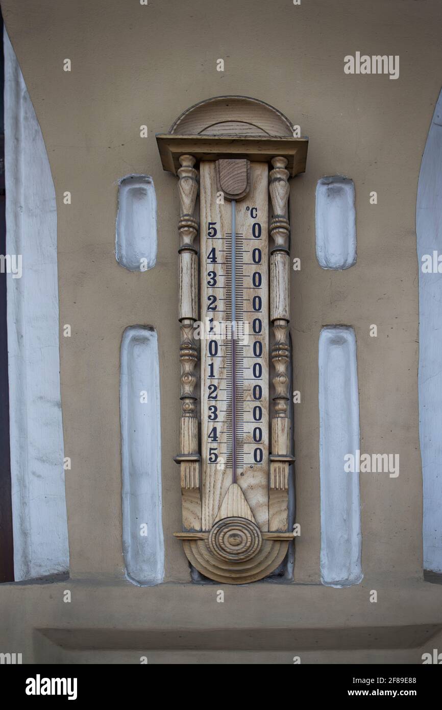 Antikes Thermometer auf einem Moskauer Gebäude, das eine Lufttemperatur zeigt Von zehn Grad Stockfoto