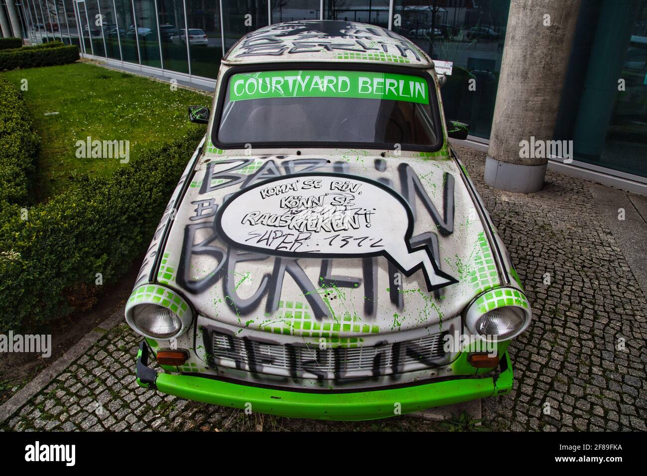 Trabant ( Trabi ) in der Axel-Springer-Str. in Berlin. Oldtimer mit künstlerischer Lackierung und Sprechblase auf der Motorhaube. Stockfoto