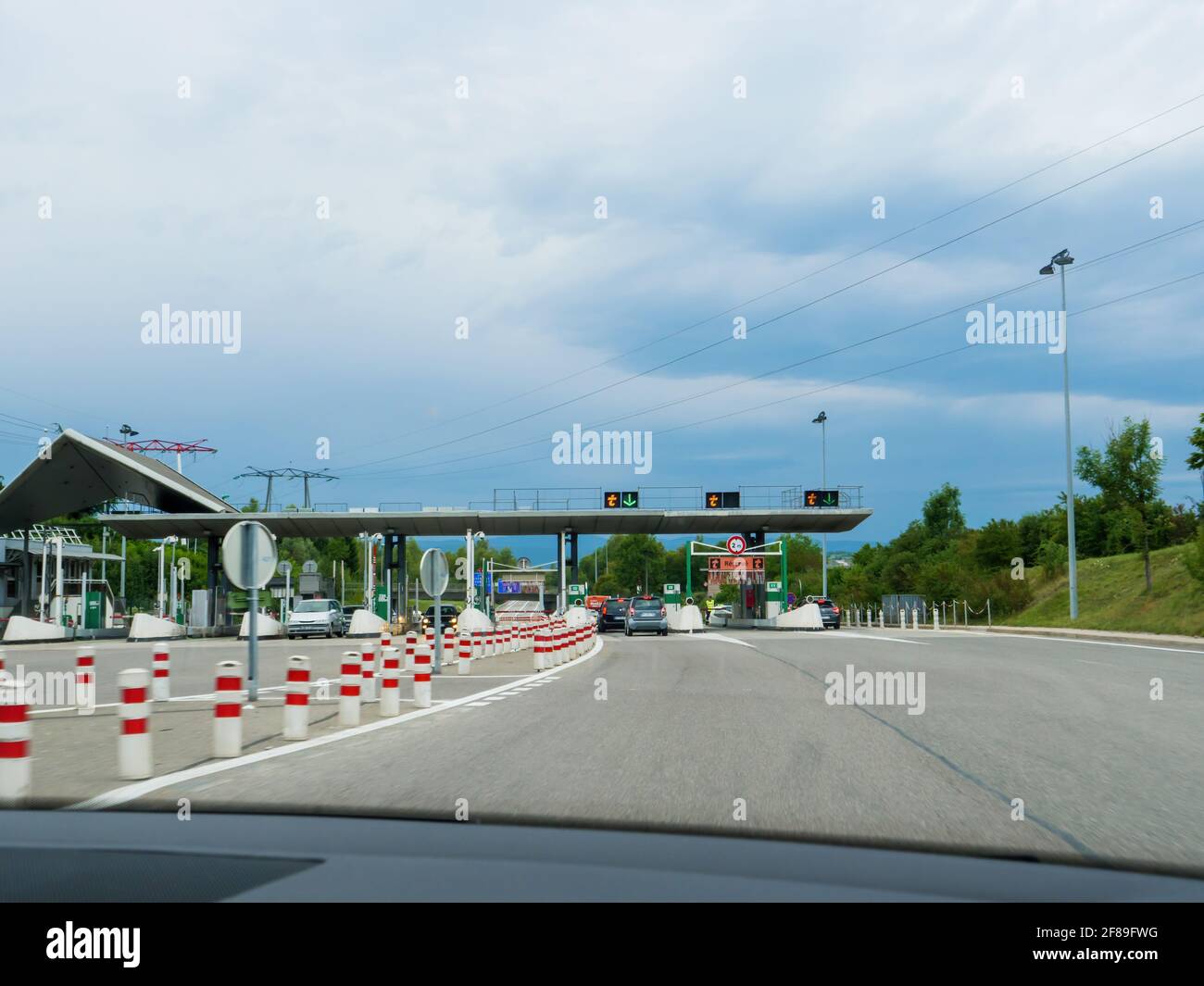 Fahrerperspektive an den vorderen Toren der Peage toll Road Auf der französischen Autobahn Stockfoto