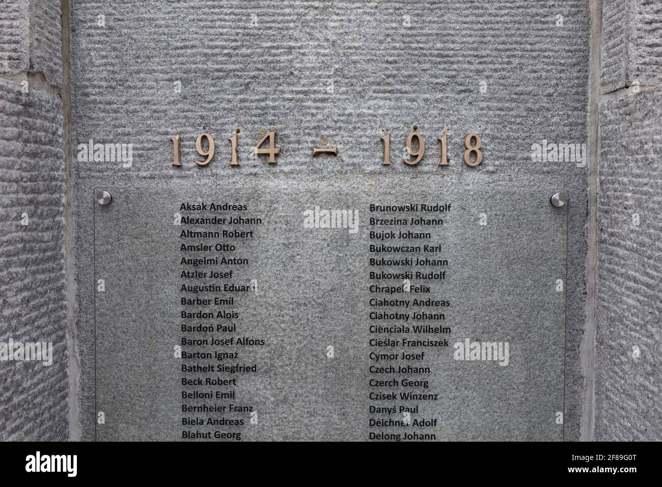 Cesky Tesin, Tschechische Republik, Tschechien - 4. April 2021: Kriegsdenkmal und Denkmal für die Opfer des Ersten und Ersten Weltkriegs. Datum und Namen von Stockfoto