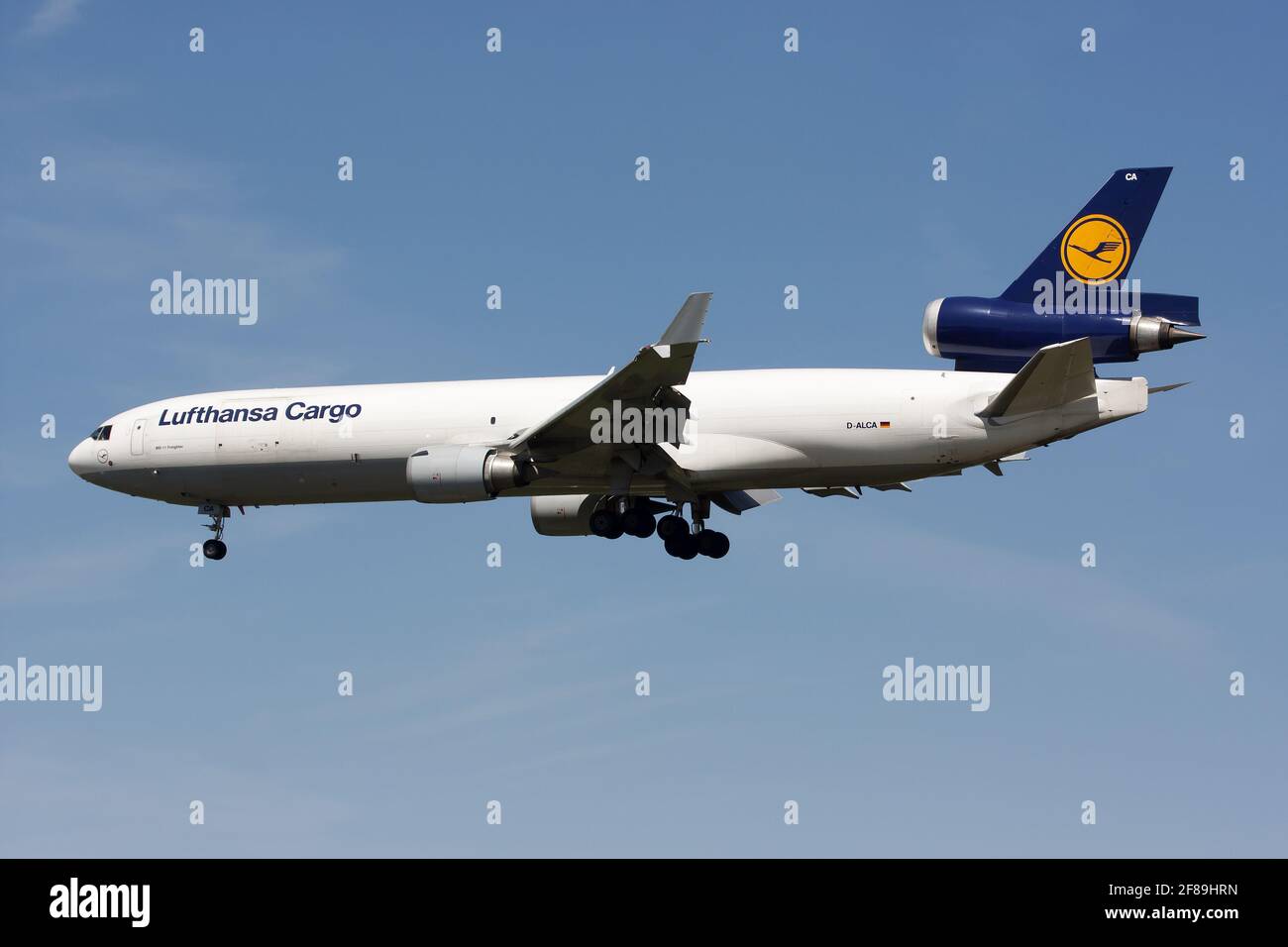 Ein Lufthansa Cargo McDonnell Douglas MD-11-Frachter landet auf dem internationalen Flughafen Frankfurt Rhein-Main. Stockfoto