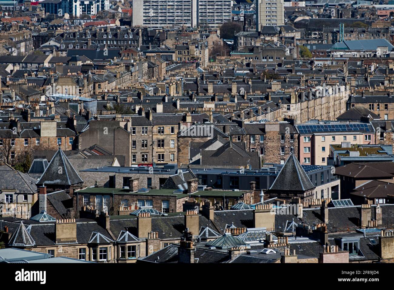Blick auf die Dächer von Leith von Calton Hill, Edinburgh, Schottland, Großbritannien. Stockfoto