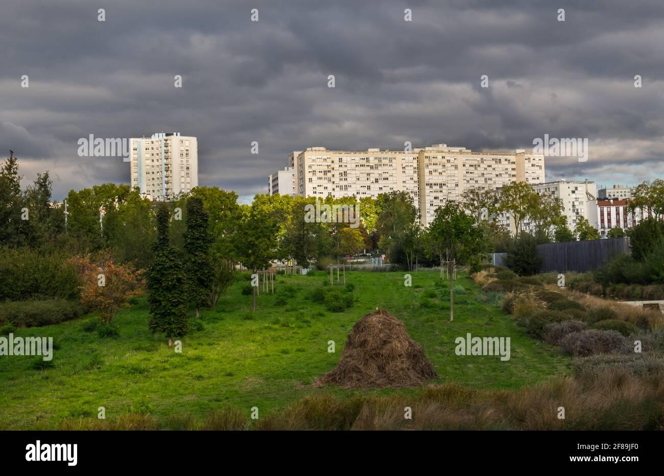 St-Ouen, Frankreich, Oktober 2020, Blick auf den Park in Les Docks ein altes Industriegebiet, das zu einem Wohnkomplex mit Teichen und Gärten regeneriert wurde Stockfoto