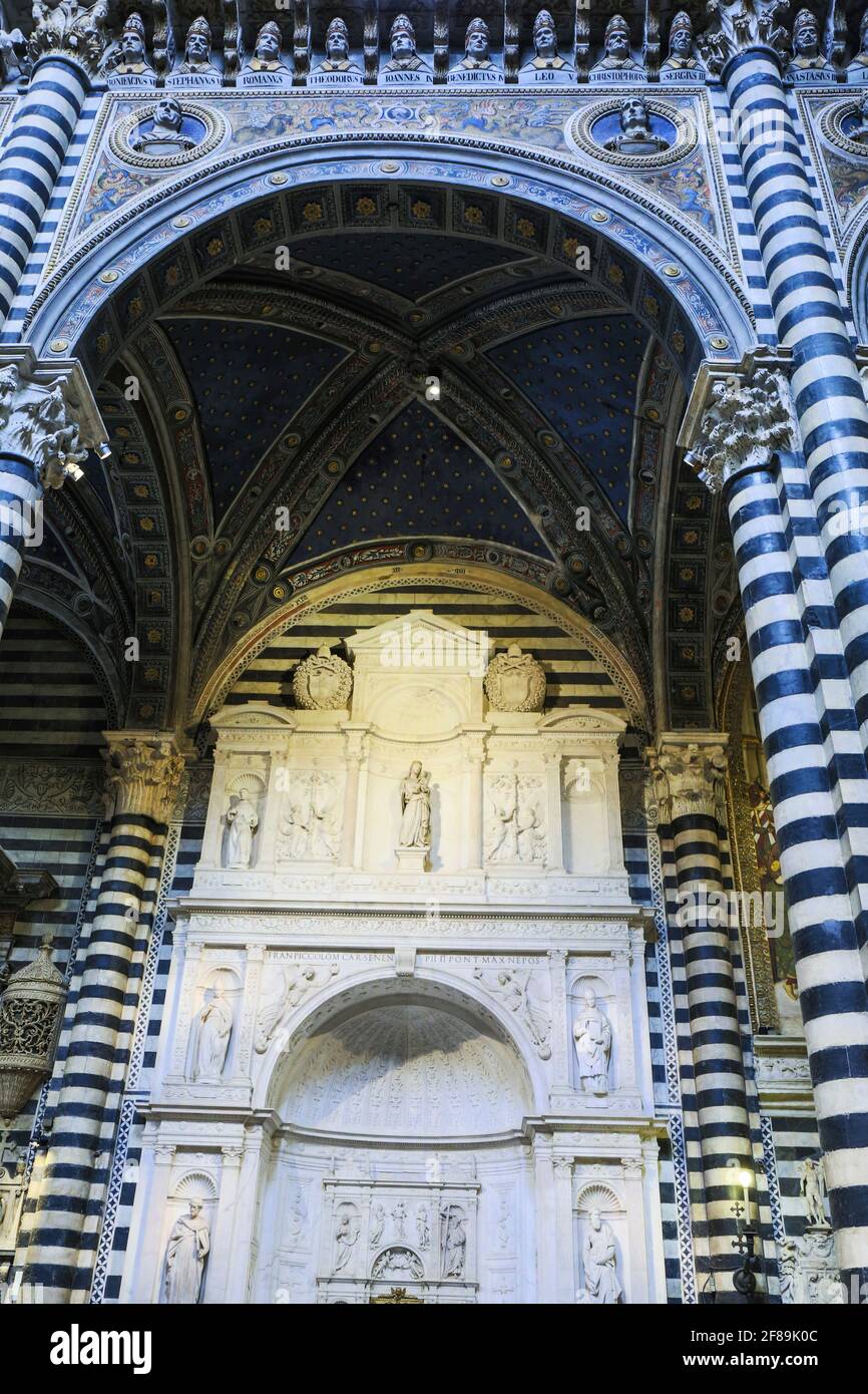 Siena, Italien. Piccolomini Altar von Andrea Bregno; ca. 1480-1500 in der Kathedrale Santa Maria Assunta. Der Innenraum ist aus weiß und g gebaut Stockfoto