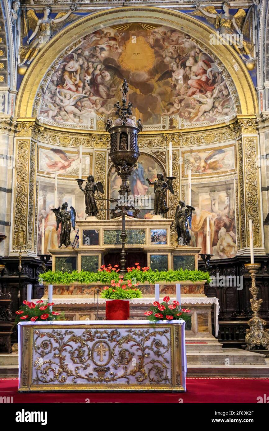 Siena, Italien. Hochaltar der Kathedrale Santa Maria Assunta. Es wurde 1532 von Balassarre Peruzzi erbaut. (Nur Für Redaktionelle Zwecke) Stockfoto