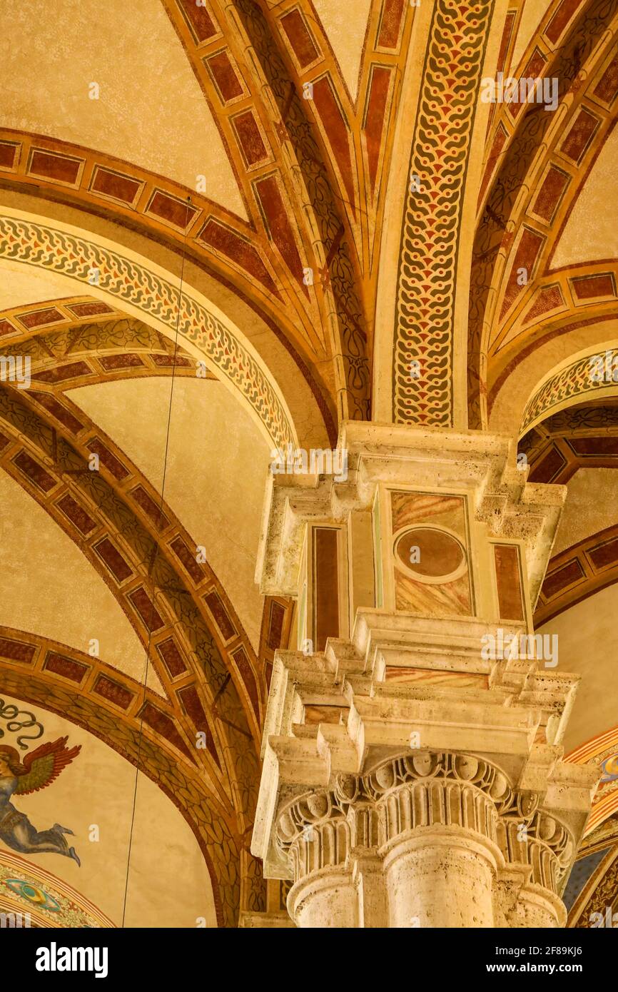 Pienza, Toskana, Italien. Schöne Rippengewölbe in den Decken des Kirchenschiffs der Kathedrale von Pienza (duomo) von Santa Maria Assunta. (Zur Redaktionellen Verwendung Stockfoto