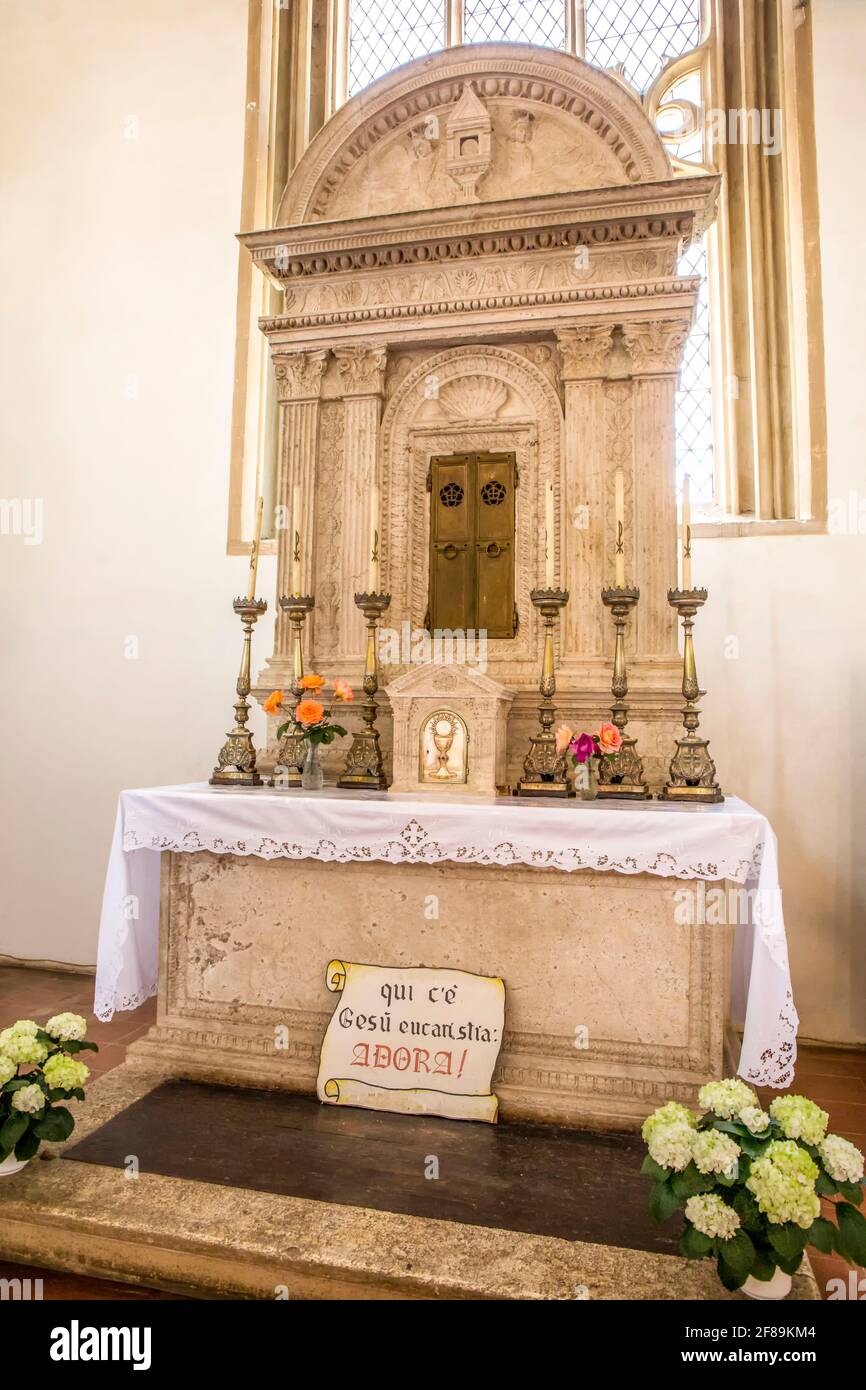 Pienza, Toskana, Italien. Altar des Heiligen Sakraments, von Bernardo Rossellino (1409-1464), Kathedrale zur Himmelfahrt Mariens, Pienza (UNESCO World Herita Stockfoto