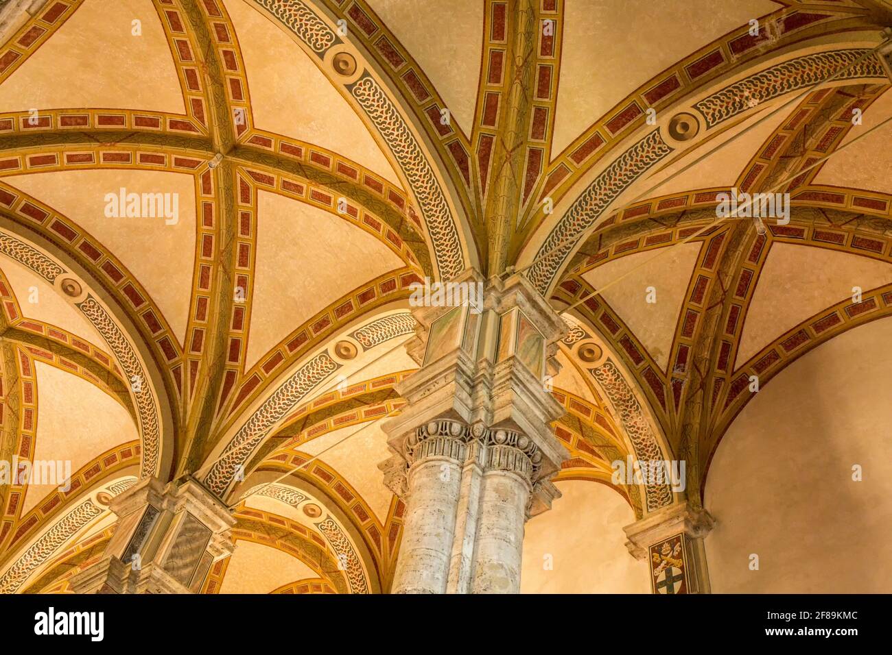 Pienza, Toskana, Italien. Schöne Rippengewölbe in den Decken des Kirchenschiffs der Kathedrale von Pienza (duomo) von Santa Maria Assunta. (Zur Redaktionellen Verwendung Stockfoto