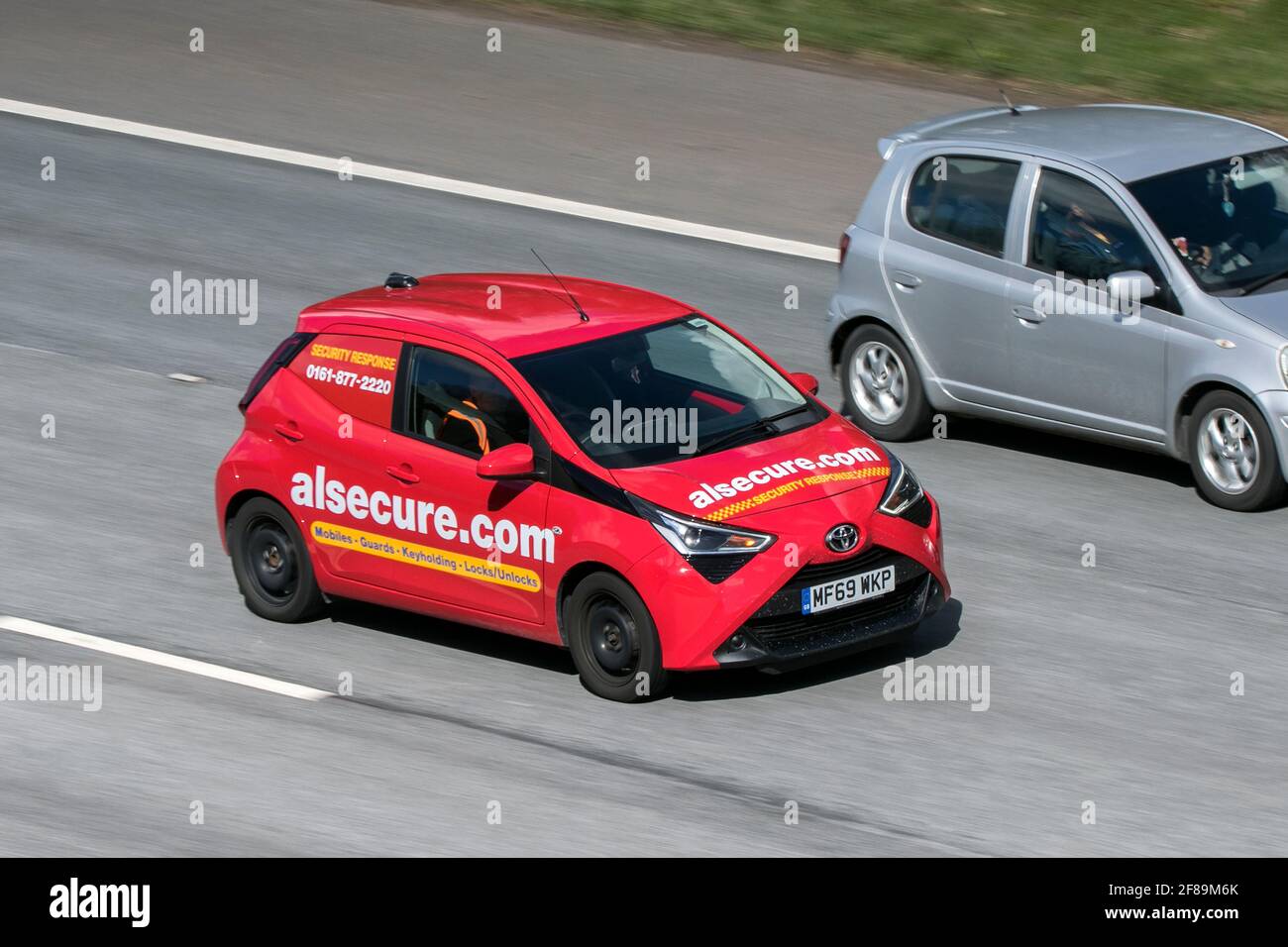 Ein Toyota-Patrouillenauto AlSecure-Sicherheitseigentum schützt das Fahren auf der Autobahn M6 in der Nähe von Preston in Lancashire, Großbritannien. Stockfoto