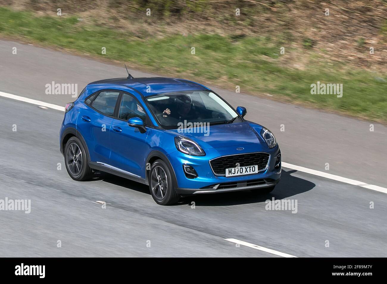 2020 neuer blauer Ford Puma Titanium 999 ccm Benzin-SUV auf der Autobahn M6 in der Nähe von Preston in Lancashire, Großbritannien. Stockfoto