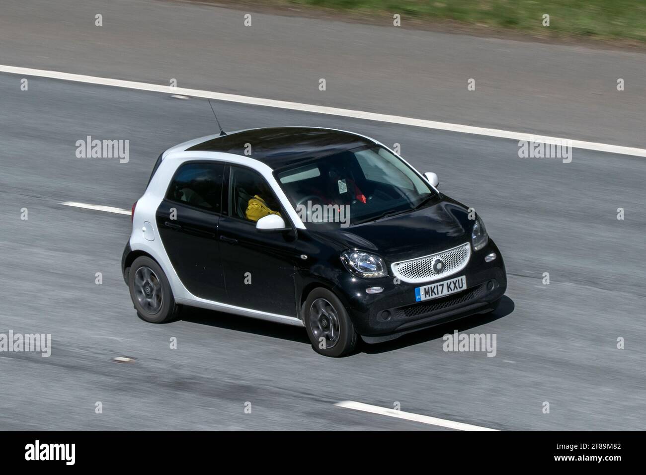 2017 schwarzer Smart forfour Prime Premium T 898cc Fahren auf der Autobahn M6 in der Nähe von Preston in Lancashire, Großbritannien Stockfoto