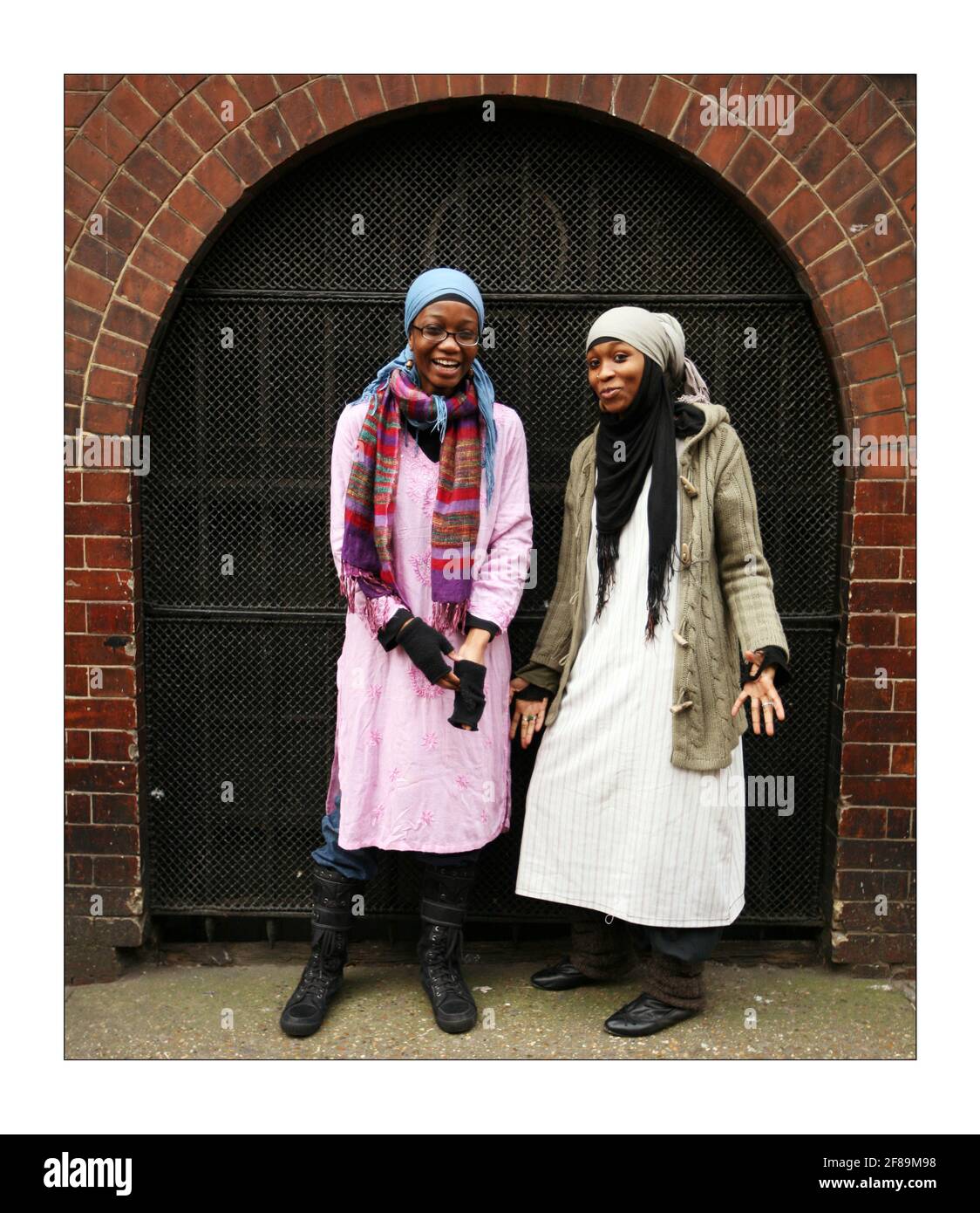 Perlen des Islam Sakinah Abdullah (rosa) und Rabiah Abdullah.Foto von David Sandison The Independent Stockfoto