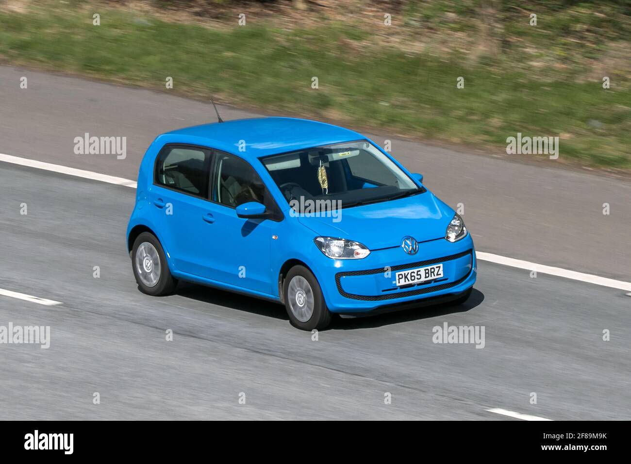 2015 blauer VW Volkswagen fährt auf der Autobahn M6 in der Nähe von Preston in Lancashire, Großbritannien, um 999 ccm Benzin zu tanken. Stockfoto