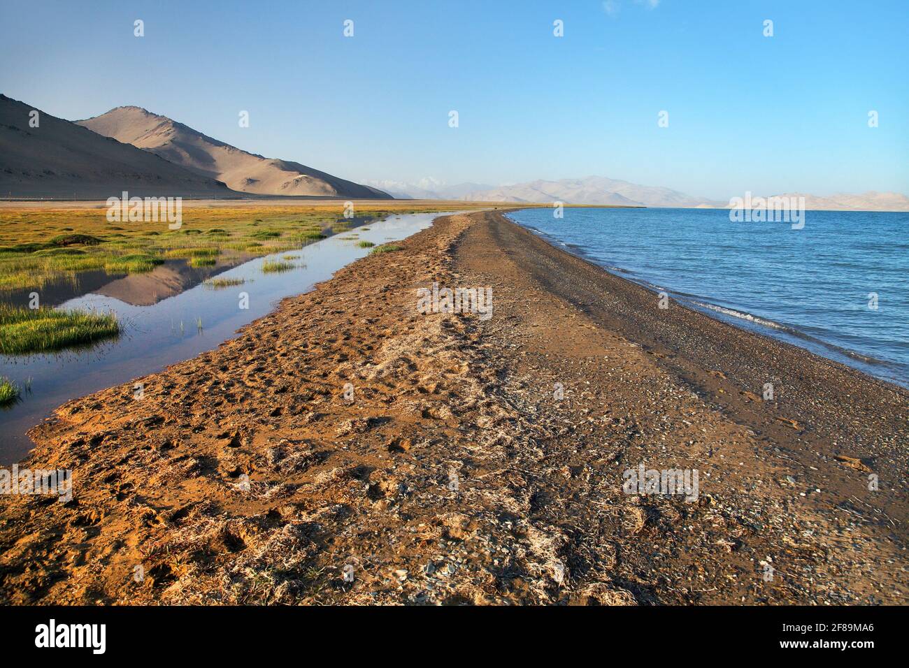 Karakul See und Pamir Range in Tadschikistan. Landschaft rund um Pamir Autobahn M41 internationale Straße Stockfoto