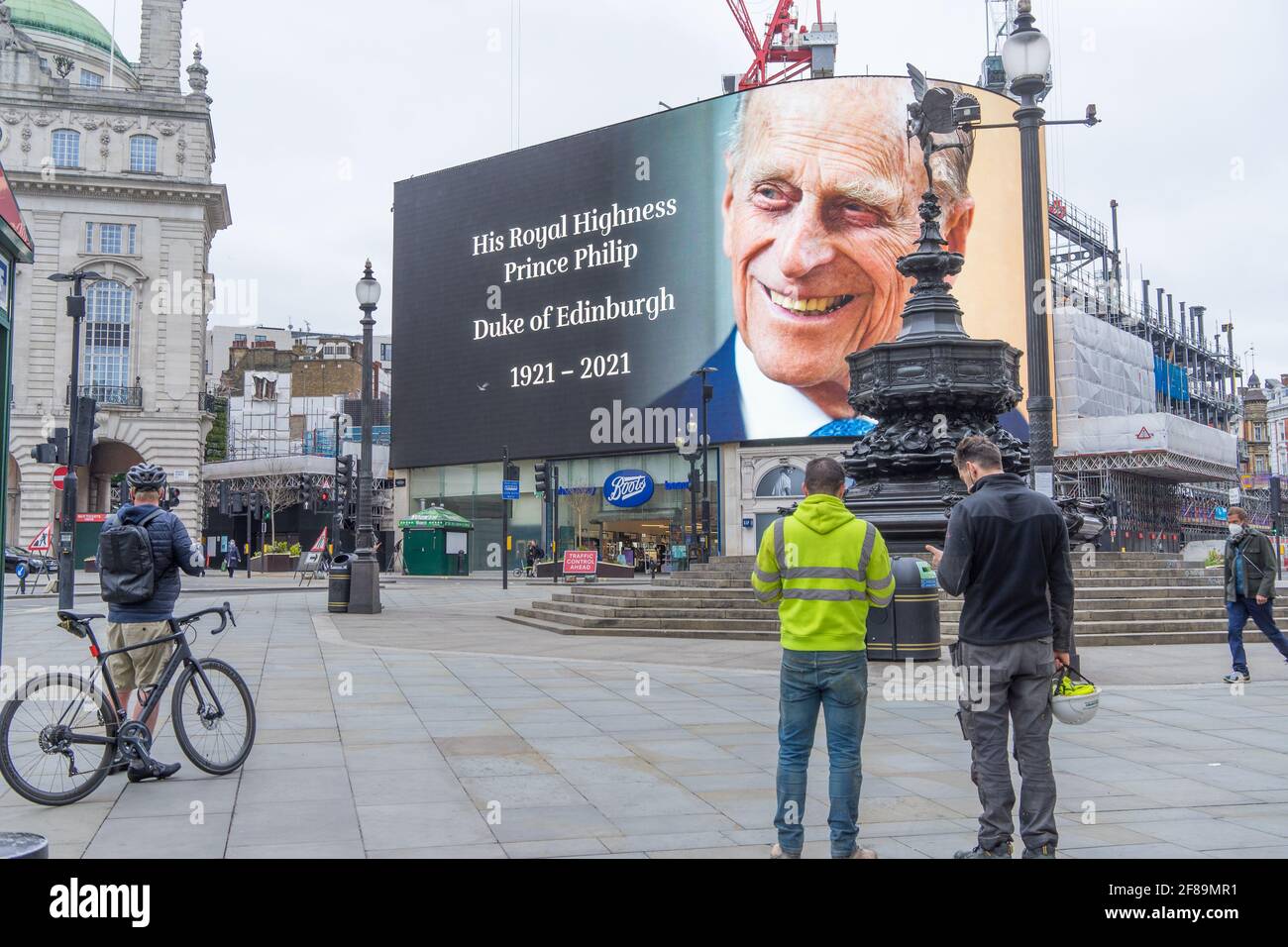 Die riesigen Leinwände des Piccadilly Circus, die seiner Königlichen Hoheit Prinz Philip, dem Herzog von Edinburgh, als Ankündigung seines Todes Respekt zollen. Lond Stockfoto