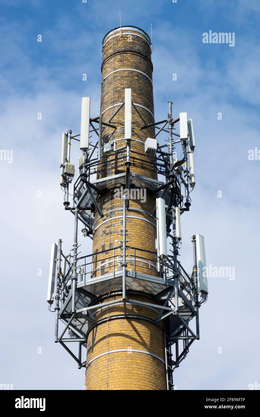 Telekommunikationsantennen auf altem Schornstein Stockfoto