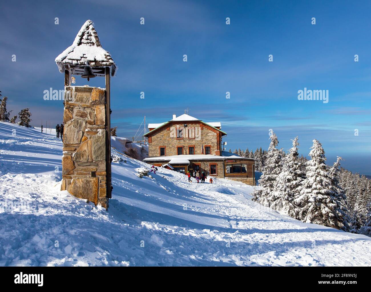 Chata Jiriho na Seraku, Mount Serak, eines von mehreren Chalets auf dem Jeseniky oder Jesenik Bergrücken, winterliche Aussicht Stockfoto