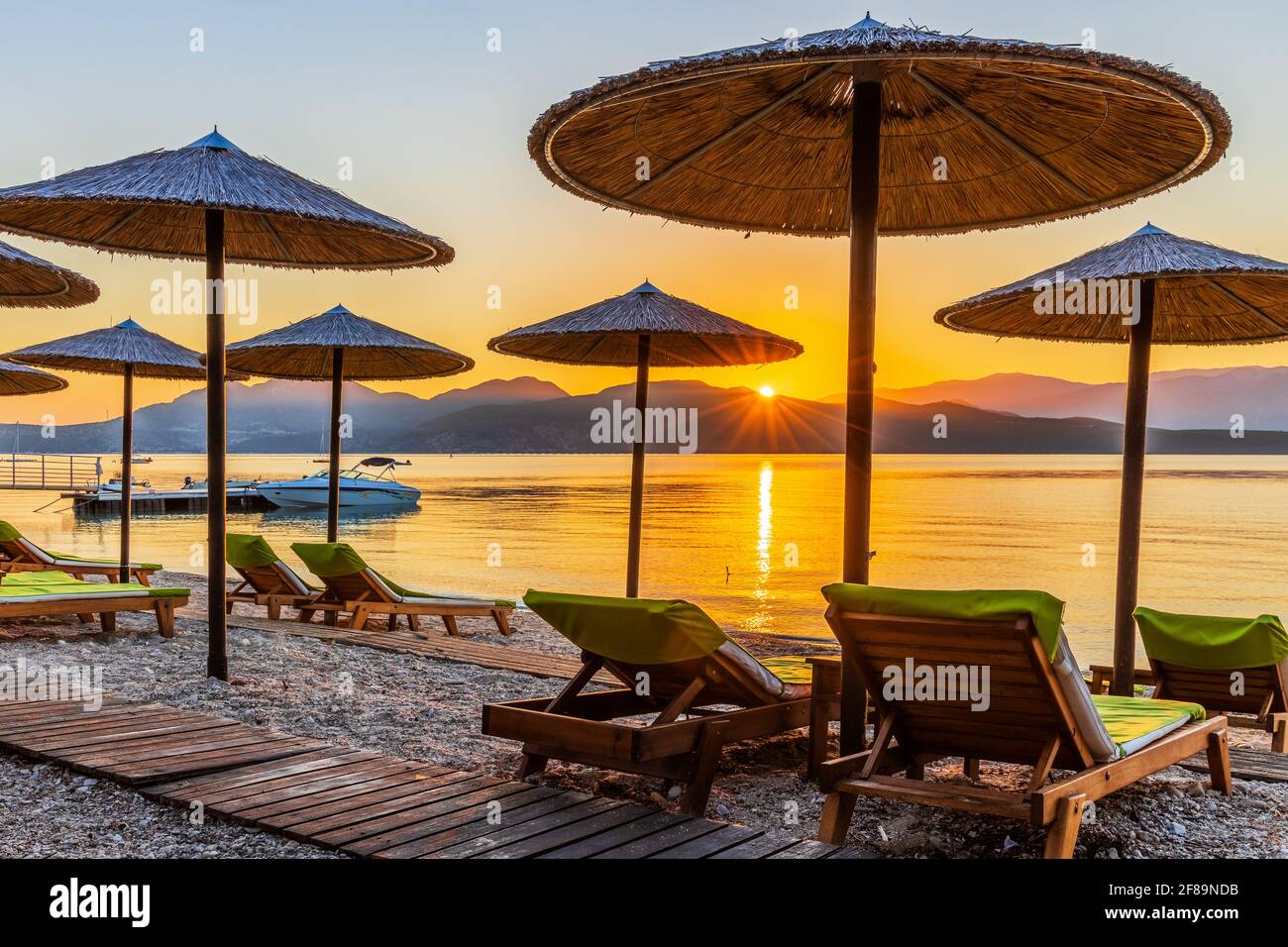 Lefkada, Griechenland. Nikiana Strand bei Sonnenaufgang, Ionisches Meer. Stockfoto