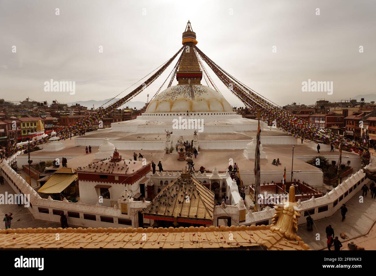 Blick auf Bodhnath Stupa, eine der besten buddhistischen Stupas der Welt, die größte Stupa in Kathmandu, Nepal Stockfoto