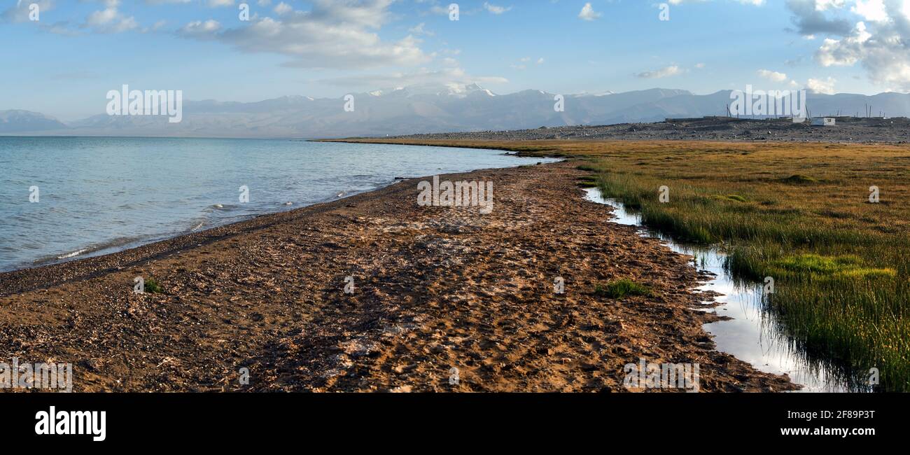 Karakul See und Pamir Range in Tadschikistan. Landschaft rund um Pamir Autobahn M41 internationale Straße Stockfoto
