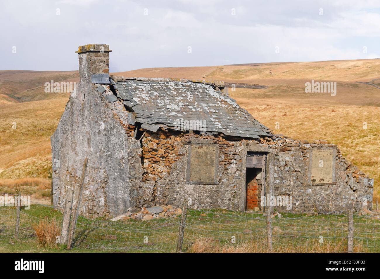 Ein verderbtes Cottage in der Nähe von Hawes im Yorkshire Dales National Parken Stockfoto