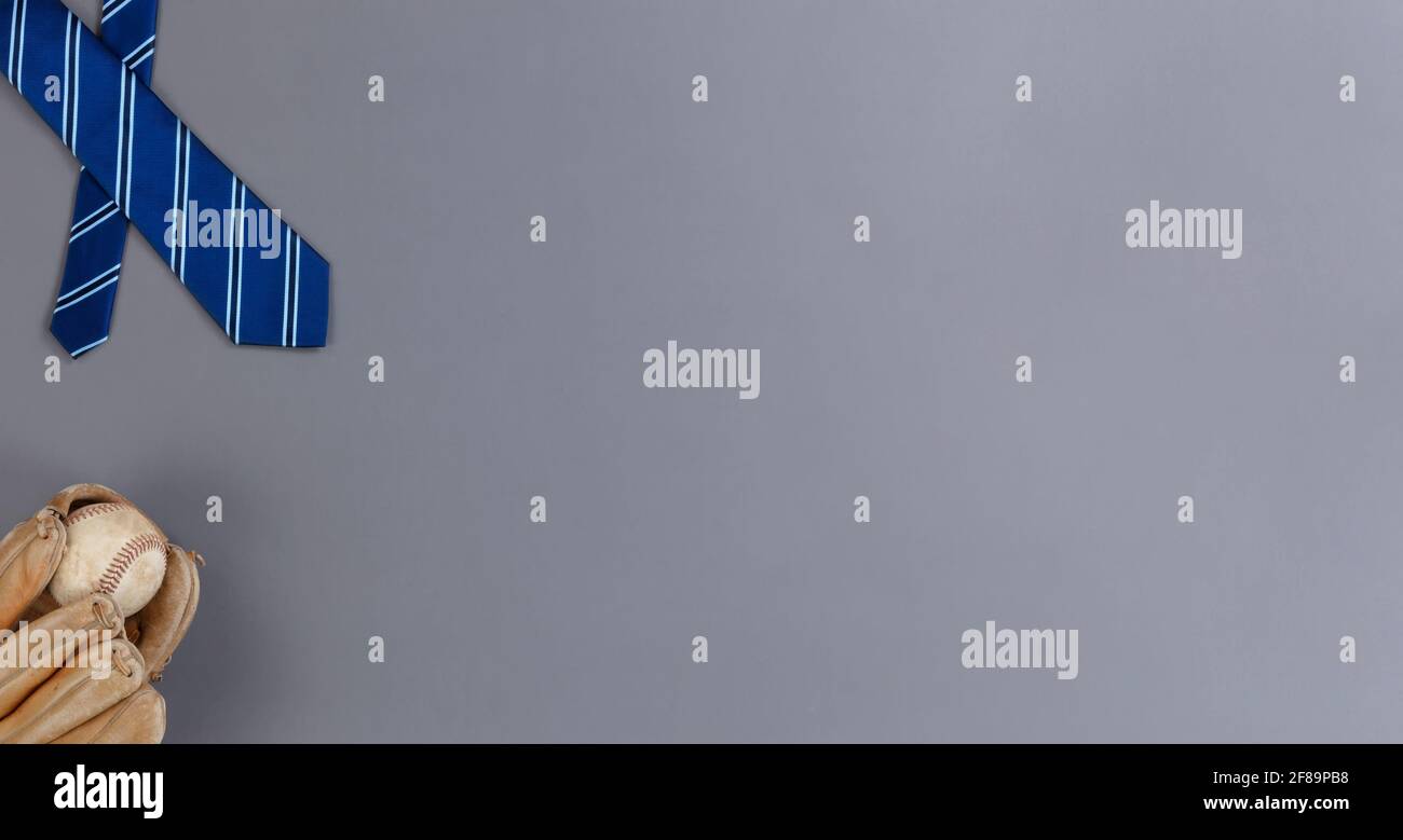 Vatertagskonzept mit Krawatte und Baseballspiel mit Handschuh Auf grauem Hintergrund im flachen Lay-Format Stockfoto