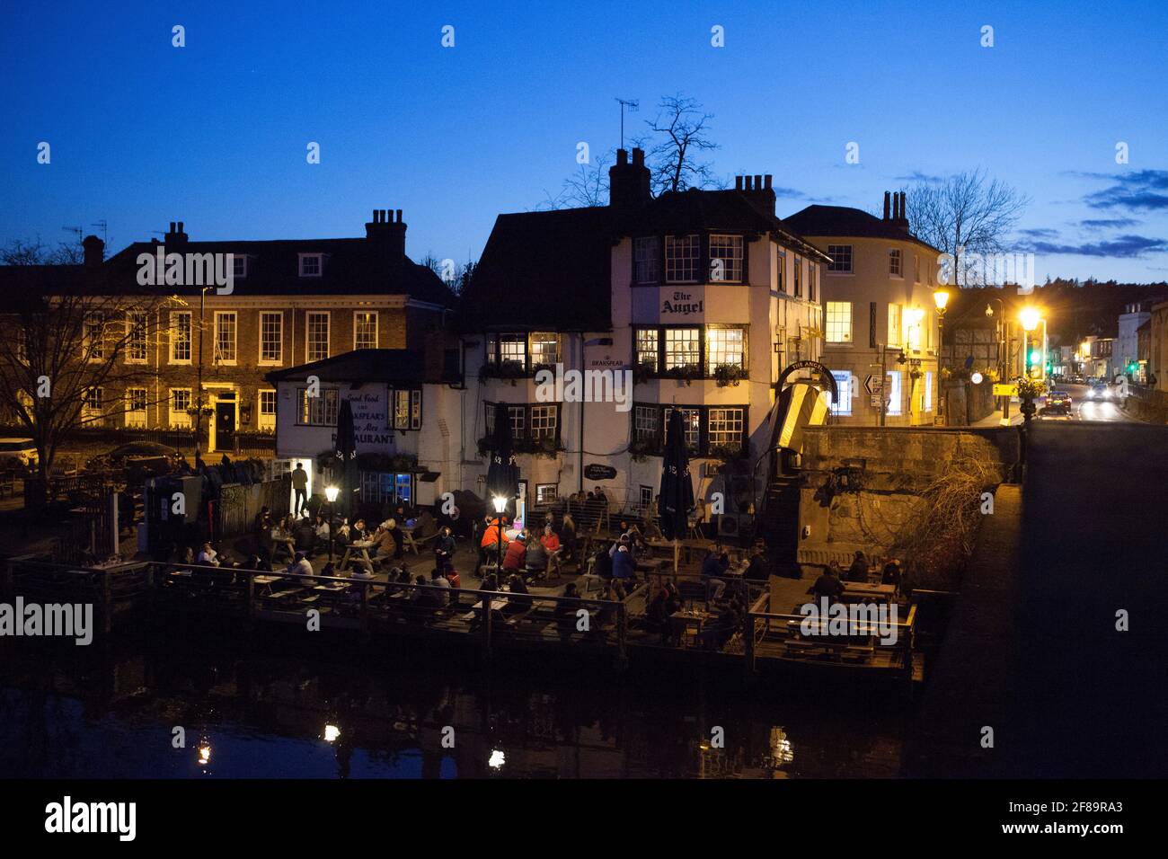 Henley-on-Thames, Großbritannien, 12. April 2021: Im Angel Pub bietet eine Terrasse am Fluss einen beliebten Ort, um die zweite Stufe der Lockerung zu feiern, indem man mit Freunden im Freien isst und trinkt. Anna Watson/Alamy Live News Stockfoto