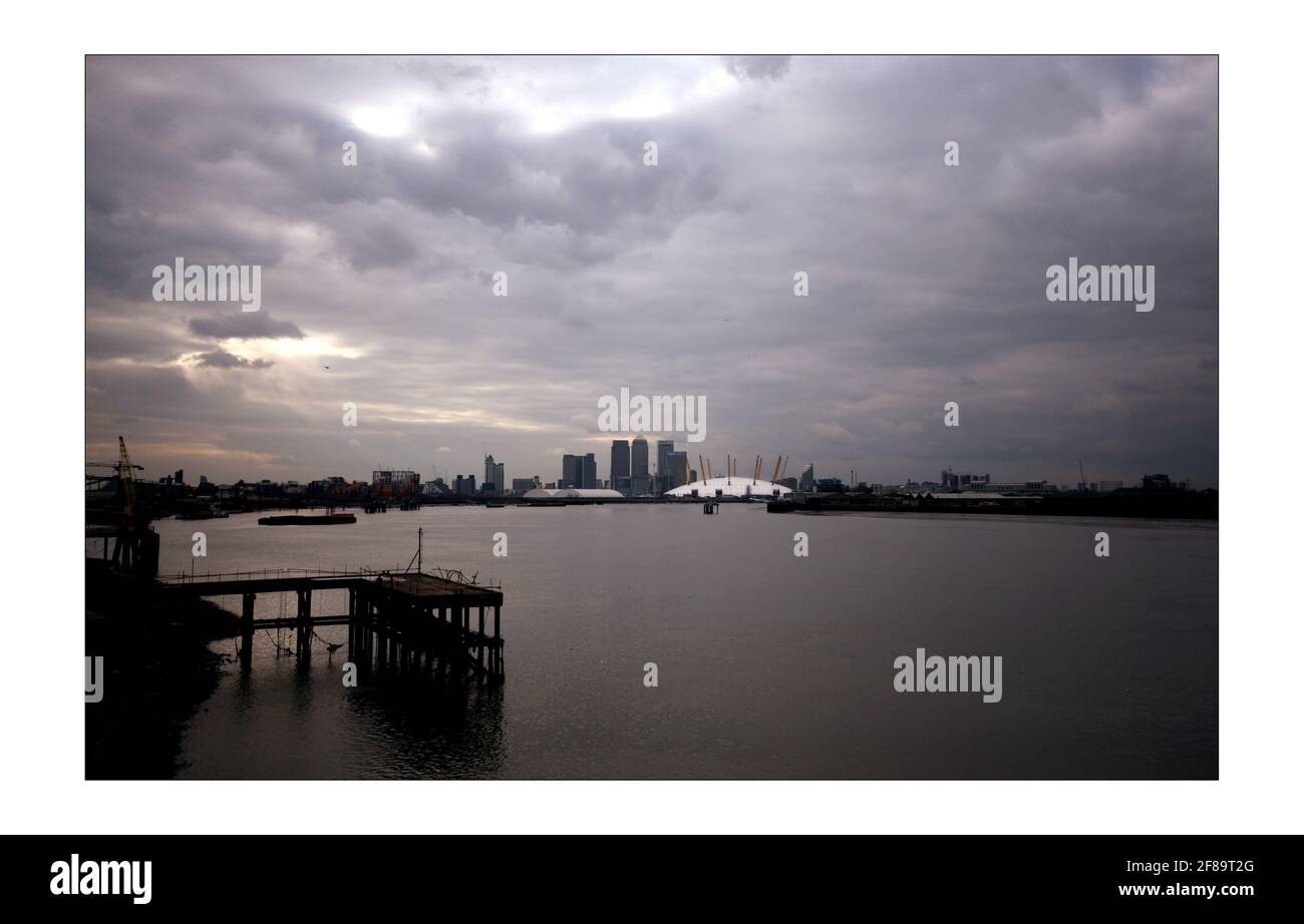 Um eine Flutwelle der Panik als Katastrophenfilm Flood Screens im März 2008 zu verhindern, erhielt die Presse eine Tour durch die Thames Barrier, die London in den nächsten 100 Jahren vor Überschwemmungen schützen wird. Mit Canary Wharf und dem Millenium Dome in der Nähe.Foto von David Sandison The Independent Stockfoto