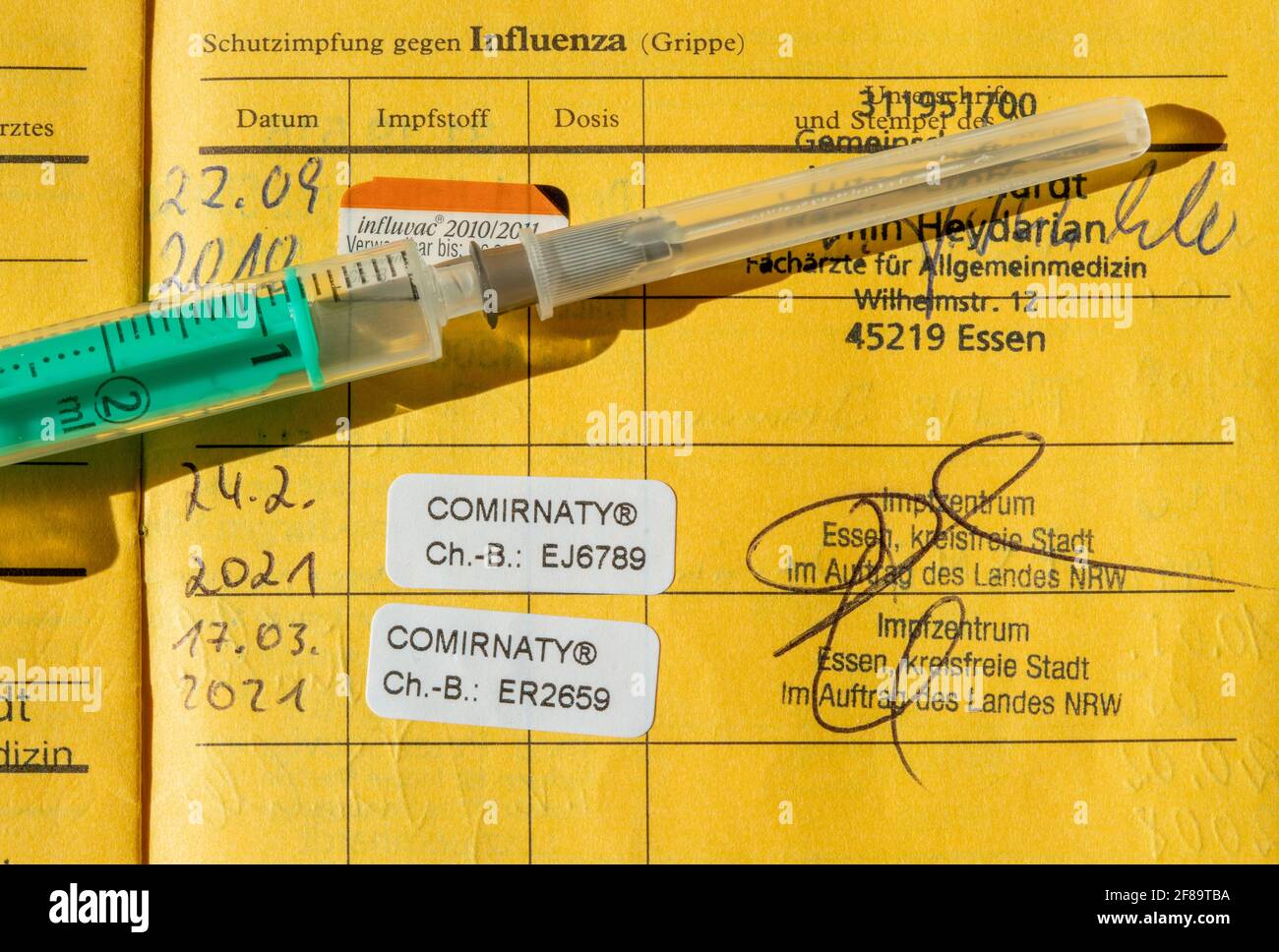 Impfbuch, Nachweis der Doppelimpfung mit dem Corona-Impfstoff von BioNTech/Pfizer, COMIRNATY/BNT162B2, gegen das Covid-19-Virus, geimpft Stockfoto