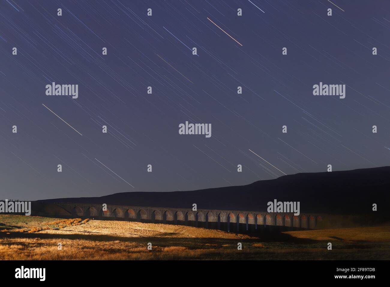 20-minütige Aufnahme des Ribblehead Viadukts in den Yorkshire Dales unter einem Sternenhimmel. Stockfoto