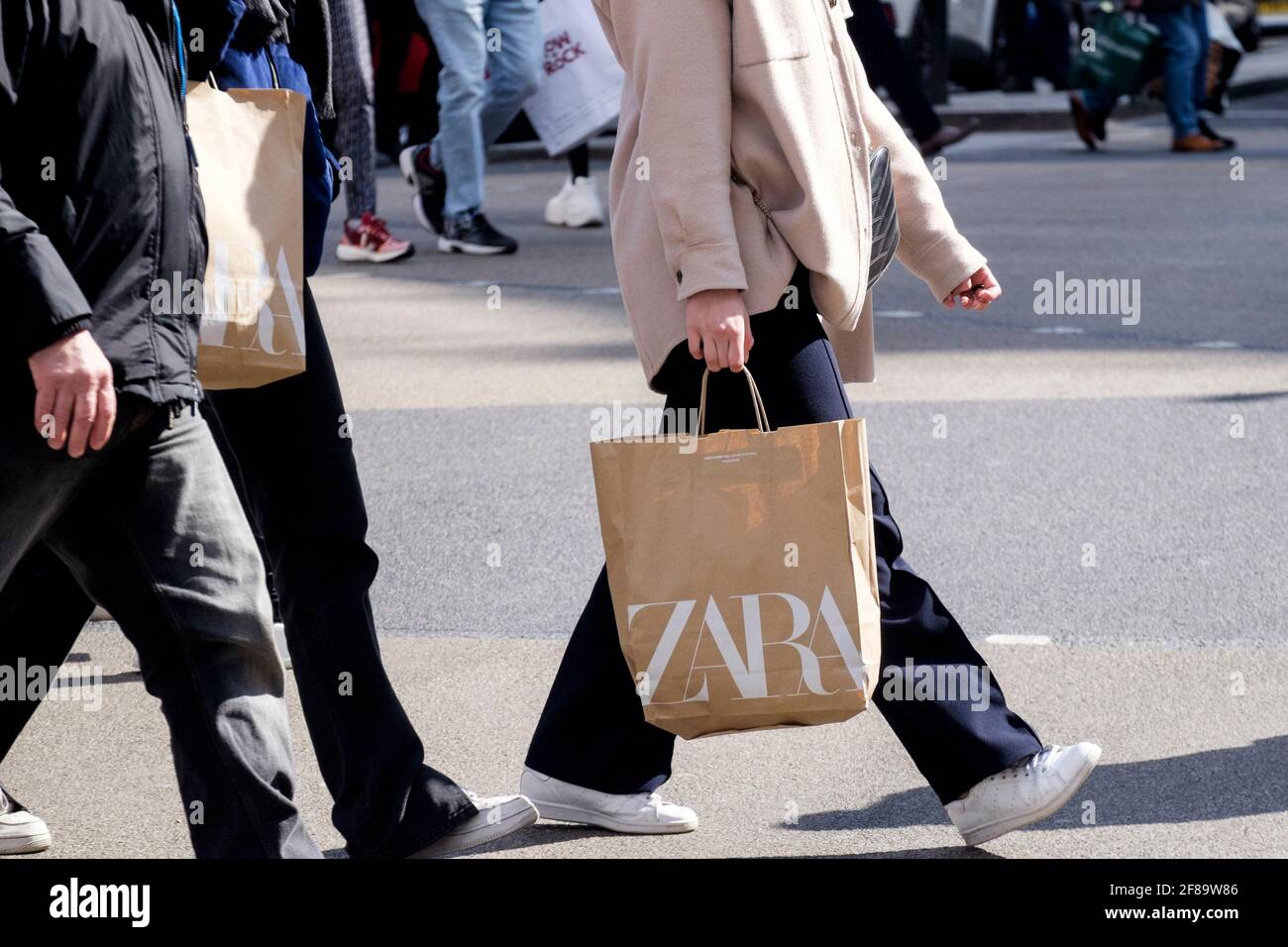 Shopper with Zara clothes Store bag, London, Großbritannien, Stockfoto
