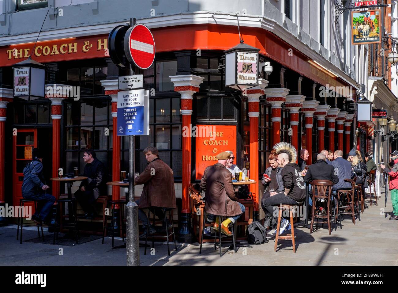 12. April 2021. Soho, London. Gäste im Coach and Horses Pub, nachdem die britische Regierung die Einschränkungen der Covid-Regierung in England lockerte, die es erlauben, Speisen und Getränke an Tischen im Freien zu servieren. Stockfoto